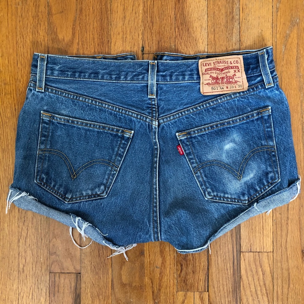 Levi’s 5 button hi-waisted cut-off shorts
